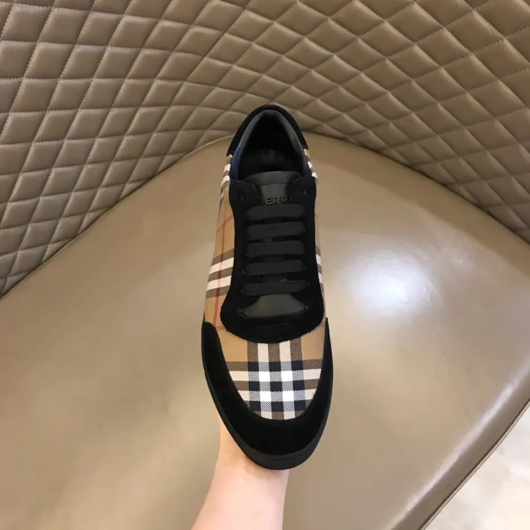 p400 "BURBERR*" men's classic low-top sneakers are reinterpreted in Vintage checkered cotton and cowhide materials, decorated with a new brand logo. First-layer sheepskin lining, embossed Burberry logo on the heel, and original TPU outsole! Size: 38-44 (45 customized) No. 068